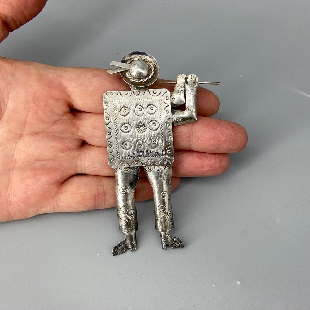Vintage Sterling Silver Peruvian Brooch Flute Player in Ethnic Dress Stamped 925 - Picture 3 of 16